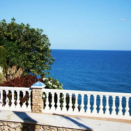 Apartment Verdemar With Sea View And Garden